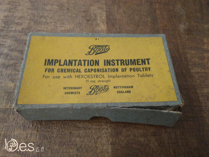 <p>Implantation instrument for chemical caponisation of poultry. For use with hexoestrol implantation tablets 15mg strenght. (Closed box).</p>