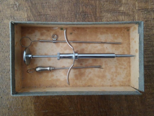 Instrument d'implantation pour la caponisation - le diéthylstilbestrol provoque une féminisation des coquelets, des éleveurs y ont recours afin de pratiquer une castration chimique, alors moins chère qu’une castration chirurgicale.