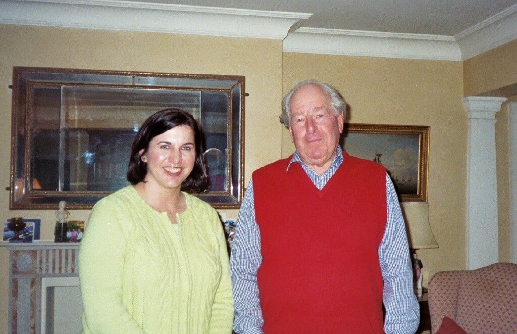 Caitlin McCarthy avec Sir Ralph Dodds, le fils de Sir Charles Dodds. Photo prise à l'intérieur de la résidence de Sir Charles Dodds à Londres (dont son fils a hérité)